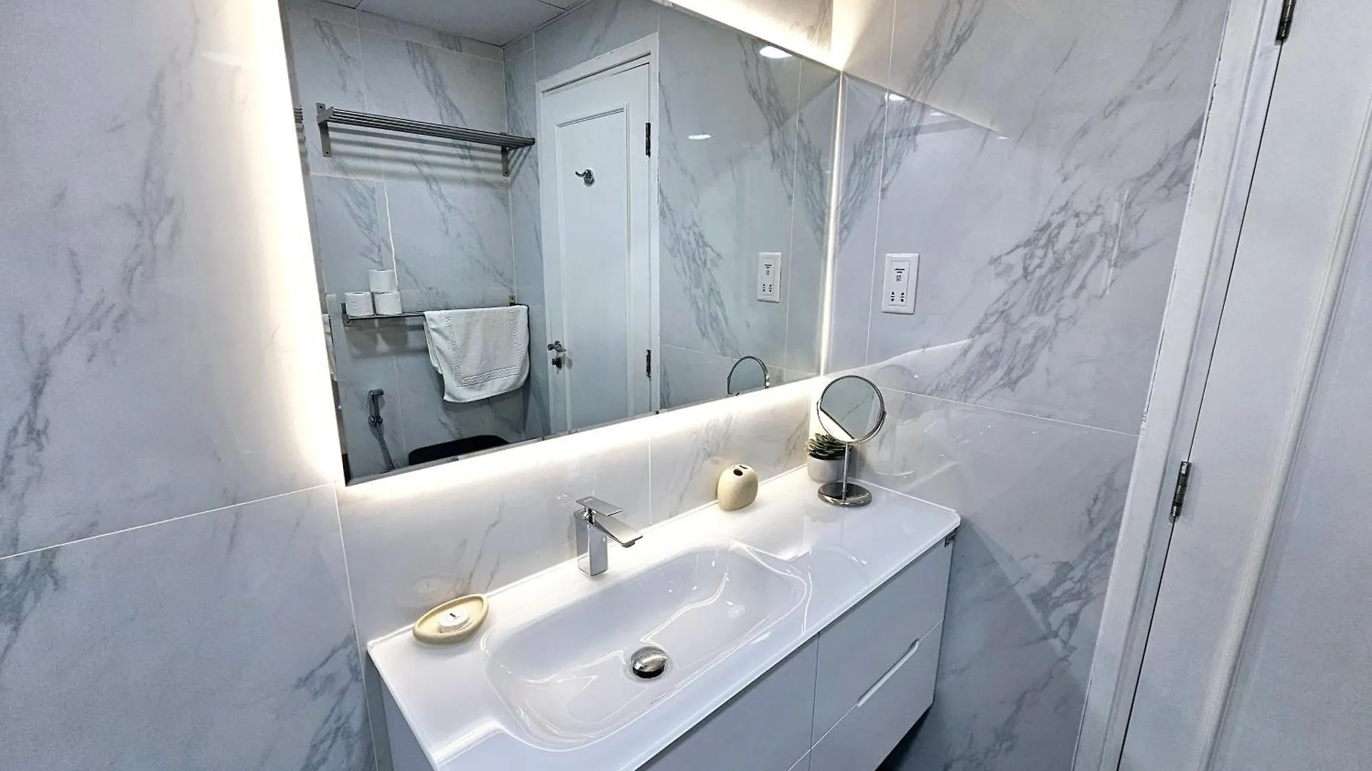 Appartement Sunrise Homes - Pool Side Studio With Huge Balcony Dubai