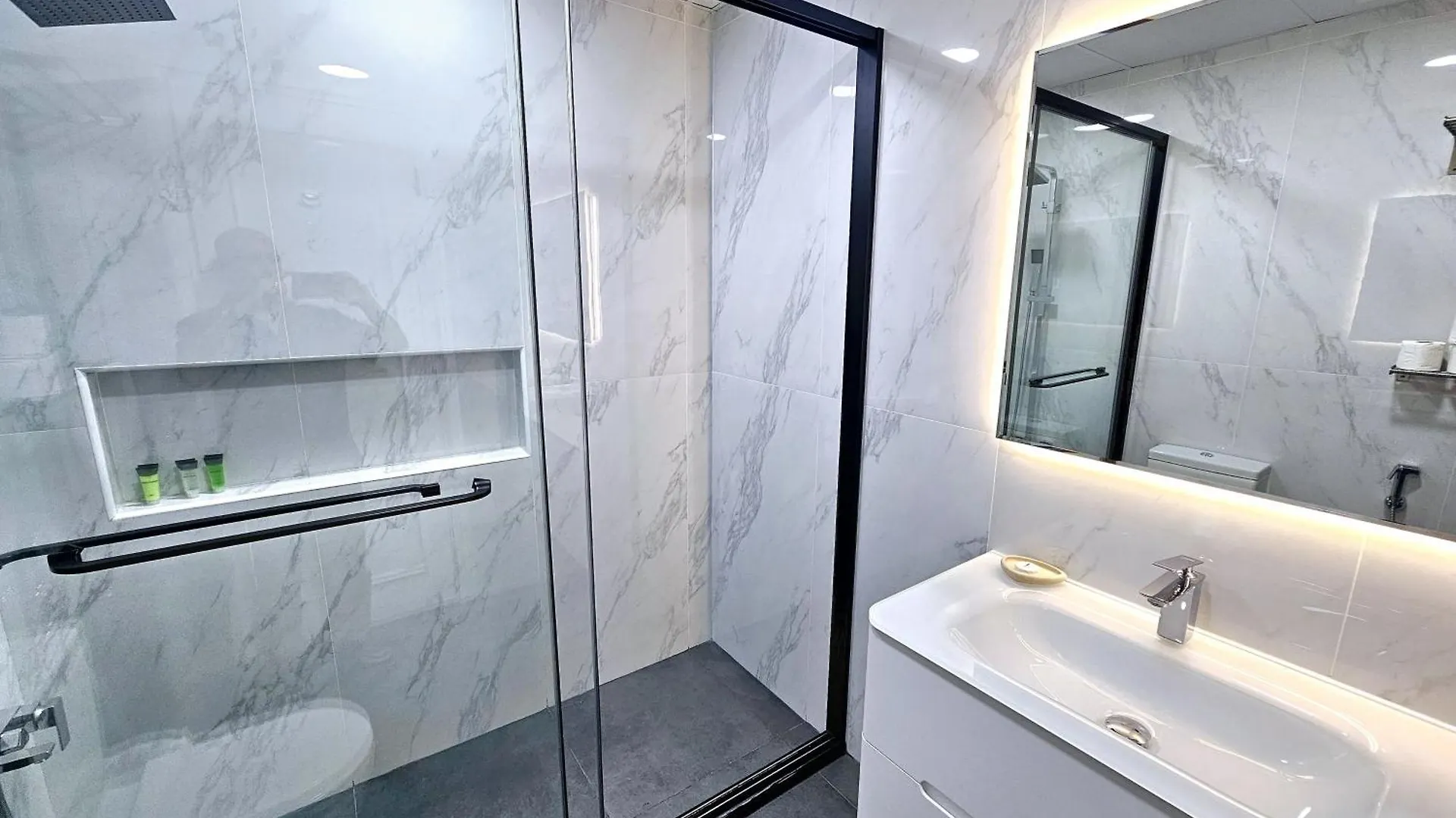 Sunrise Homes - Pool Side Studio With Huge Balcony Dubaj